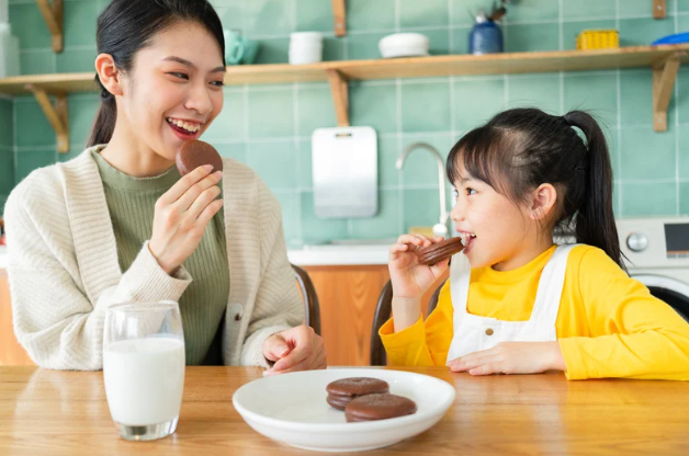 kebiasaan sehat ibu muda, mindful eating ibu rumah tangga, ngemil sehat untuk ibu, makanan utuh dan alami, tips hidup sehat di rumah, jamu untuk ibu menyusui, pola makan sehat keluarga
